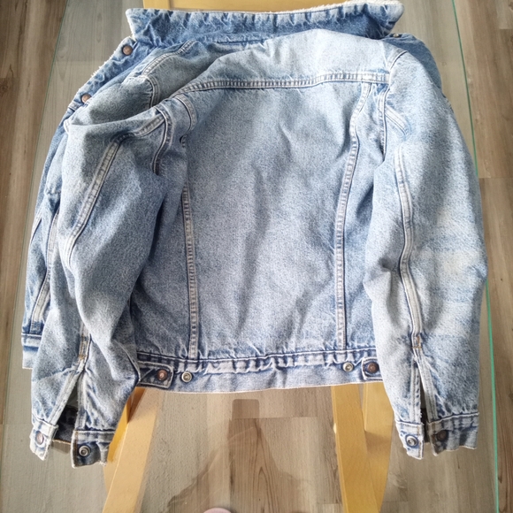 Levi's Light Blue Denim Jacket with White Lining - Picture 5 of 6